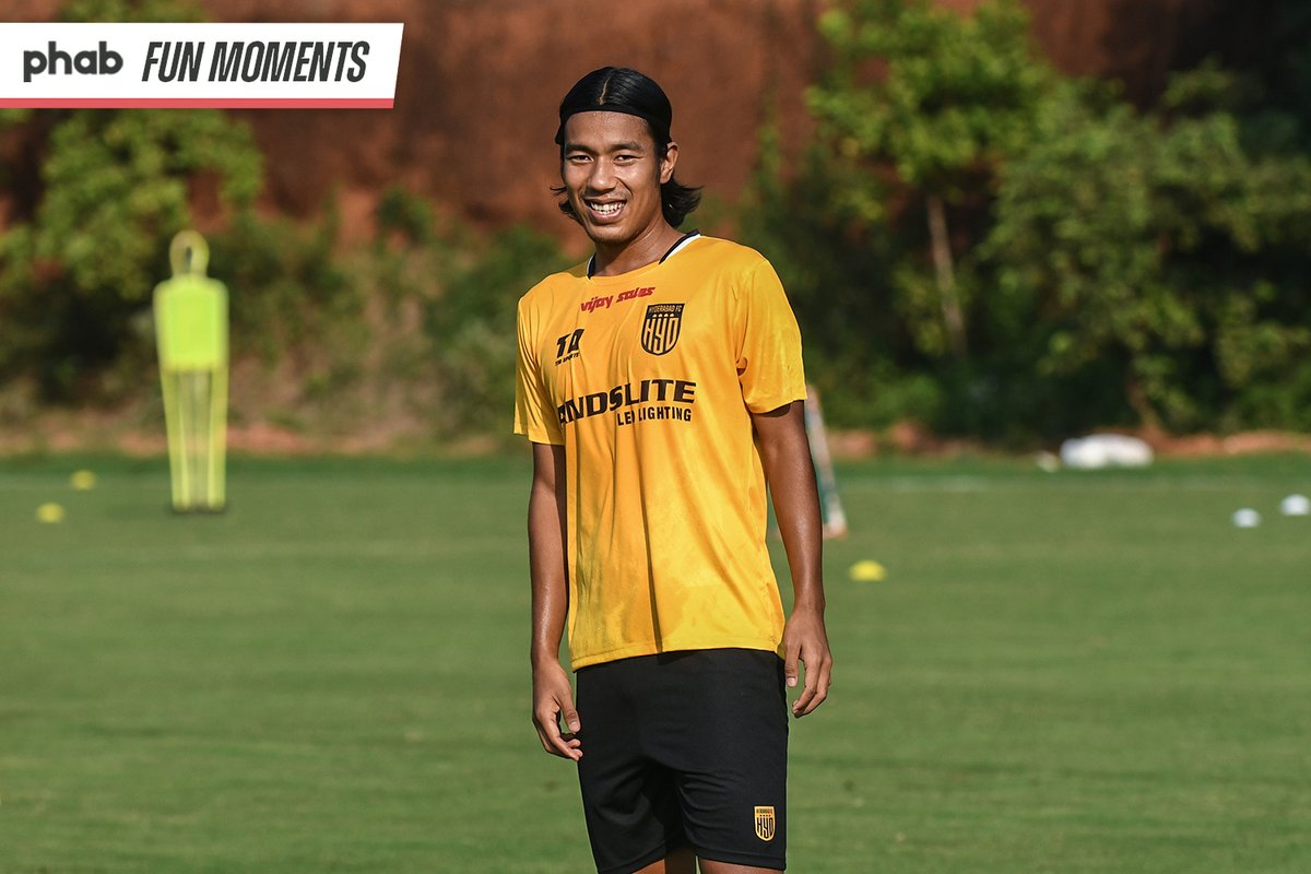 HydFCOfficial's tweet photo. 🤗Train as one and smile as one!

📽️ Presenting to you, #GetPhab 'Fun Moments' from our training today! 

We caught our players sharing a few lighthearted moments and we hope it brings a smile on your face as well!

#FitnessMadeFun #PhabFunMoments #HyderabadFC 💛🖤 https://t.co/Coj1UL2na0