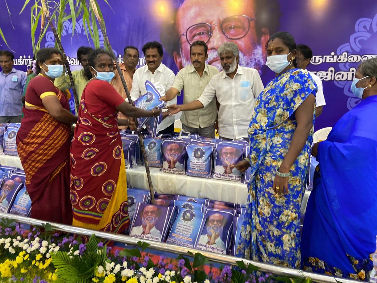 SholinghurRavi's tweet photo. ஒருங்கிணைந்த வேலூர் மாவட்ட ரஜினி மக்கள் மன்றம் சார்பாக பகிர்ந்து வாழ்வோம், பாசத்தோடு பொங்கலை கொண்டாடுவோம் என்கிற வகையில் எளிய மக்களுக்கு புத்தாடைகளுடன் பொங்கலுக்கு தேவையான  பொருட்கள் வழங்கப்பட்டது.

#Thalaivar @rajinikanth | #HappyPongal2021 https://t.co/hhlLlKZxtV