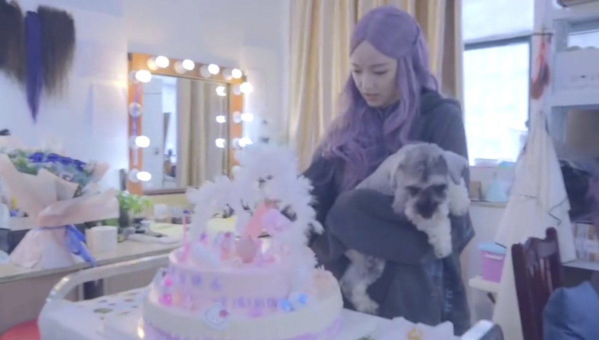 glitters_n's tweet photo. Ling Yushi slicing a cake 🎂😋

#Chengxiao
#TheWorldofFantasy https://t.co/NK4agACzvY