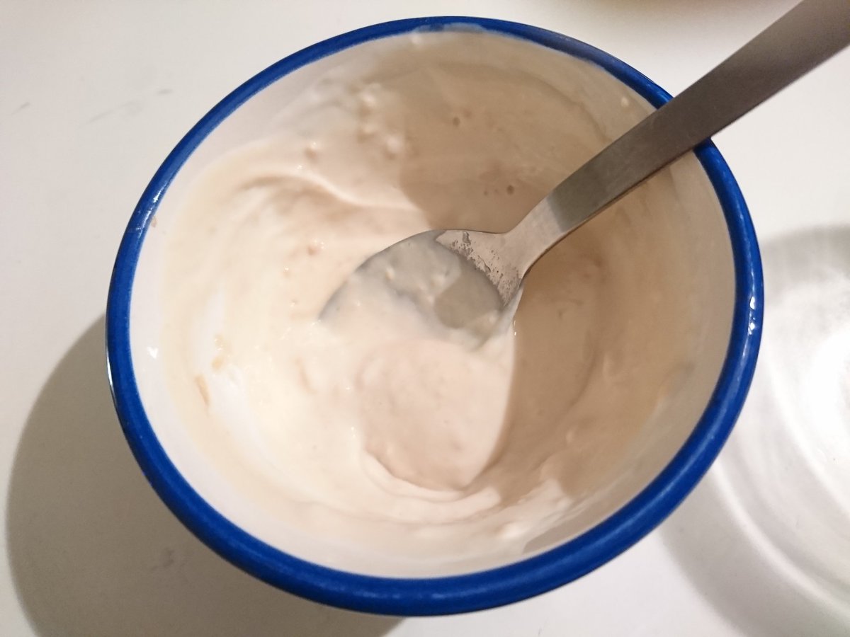 鶏天 ヨーグルトと酒粕練って スクワランオイル数滴らして練って フェイスパック10分 洗い流し 肌もっちもち ヨーグルトが ピーリング効果あるからハイドロキノンやってるとこが多少ピリピリしたけど良し