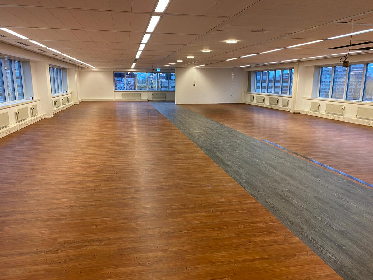 👷 Wij zijn bezig met het #interieur van een #kantoorruimte in #Eindhoven.

Ons team zorgt hier voor een gave #werkplek voor als iedereen straks weer naar #kantoor mag💪🚧.

#kantoorinrichting #interieurbouw #kantoorinterieur #werkplekconcept #nieuwkantoor #teamcialona