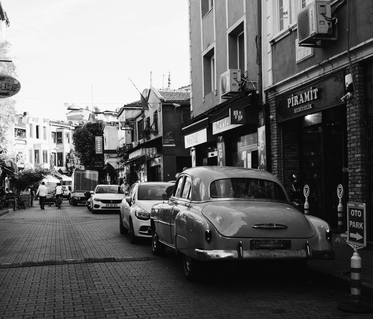 THREAD: 36 photos of my visit to Balat in Istanbul, Turkey, '20. I can't recommend this enough, colourful houses, cobbled streets, history & culture. Well worth a visit for photography and a great atmosphere. Please take your time in seeing all the photos, retweet if you like. 