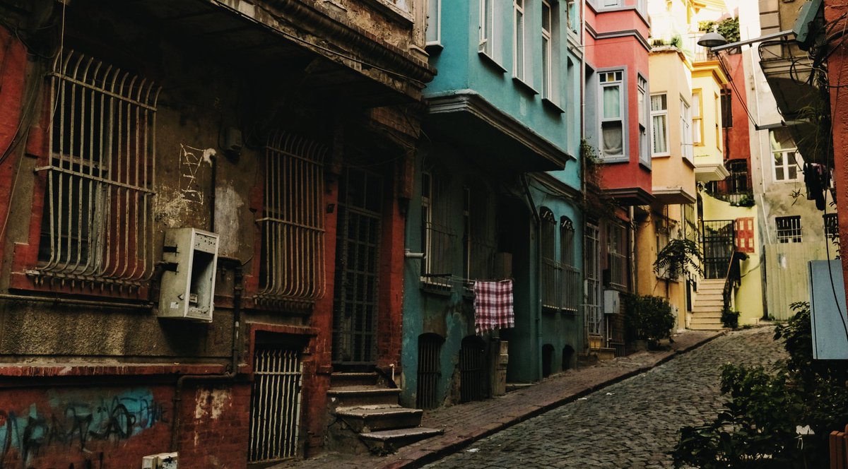 THREAD: 36 photos of my visit to Balat in Istanbul, Turkey, '20. I can't recommend this enough, colourful houses, cobbled streets, history & culture. Well worth a visit for photography and a great atmosphere. Please take your time in seeing all the photos, retweet if you like. 