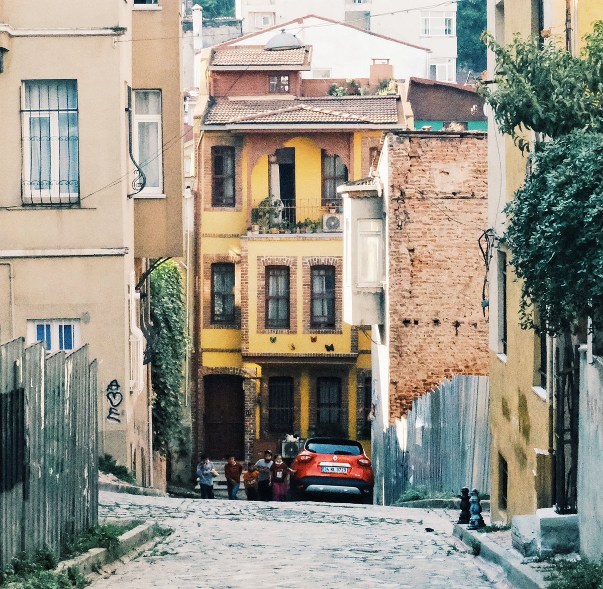 THREAD: 36 photos of my visit to Balat in Istanbul, Turkey, '20. I can't recommend this enough, colourful houses, cobbled streets, history & culture. Well worth a visit for photography and a great atmosphere. Please take your time in seeing all the photos, retweet if you like. 