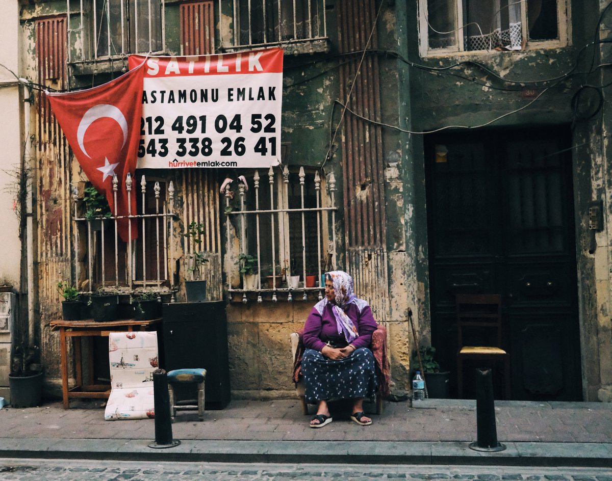THREAD: 36 photos of my visit to Balat in Istanbul, Turkey, '20. I can't recommend this enough, colourful houses, cobbled streets, history & culture. Well worth a visit for photography and a great atmosphere. Please take your time in seeing all the photos, retweet if you like. 