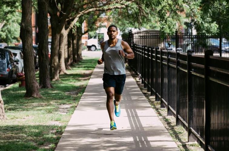 Le monde du running converti à la mode Strava

Rendue populaire avec les cyclistes, l'application Strava a également séduit les coureurs à pied, de plus en plus nombreux à écumer routes et chemins à la recherche de segments à battre ow.ly/iXJX50D7n21
