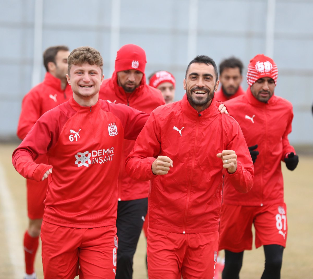 BAŞAKŞEHİR MAÇININ HAZIRLIKLARI BAŞLADI
ZTK son 16 tur maçında dün sahamızda Adana Demirspor ile karşılaşan ve rakibini 2-1 mağlup ederek çeyrek finale yükselen Sivasspor’umuz, ara vermeden cumartesi günü Başakşehir ile deplasmanda oynayacağı maçın hazırlıklarına başladı. https://t.co/MgRr6x8VHh