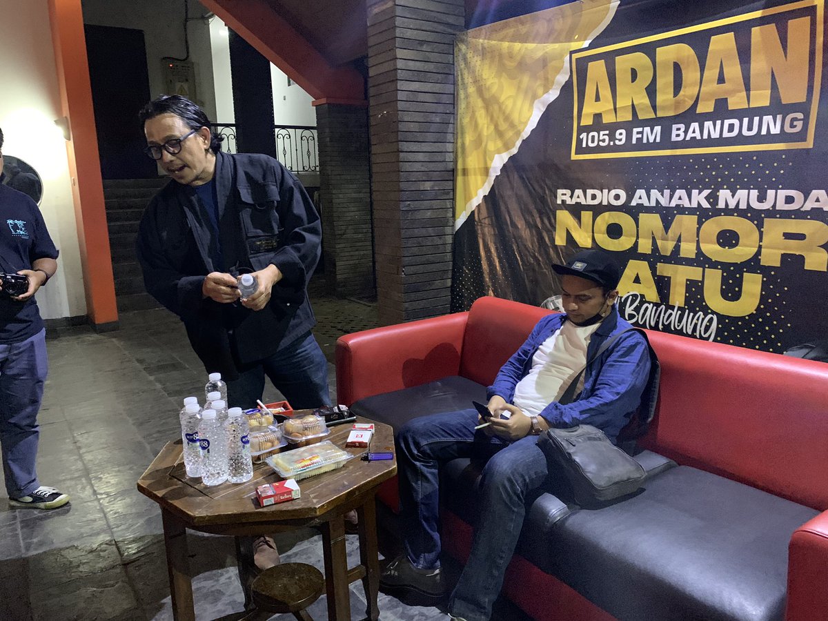 sebentar lagi nge jam <a href="/ardanradio/">ARDAN RADIO 105.9 FM</a> nge jamz stay tune terus mulai jam 10 - 12 sekarang