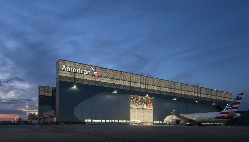 MySpecNews's tweet photo. A large new hangar for American Airlines has been completed at Chicago’s O’Hare International Airport using @KalwallUK® translucent #Cladding to provide natural daylight to form signature ‘light bars’ at each end. See more: https://t.co/QkbZ2NRPdW https://t.co/vsU5nx5MDo