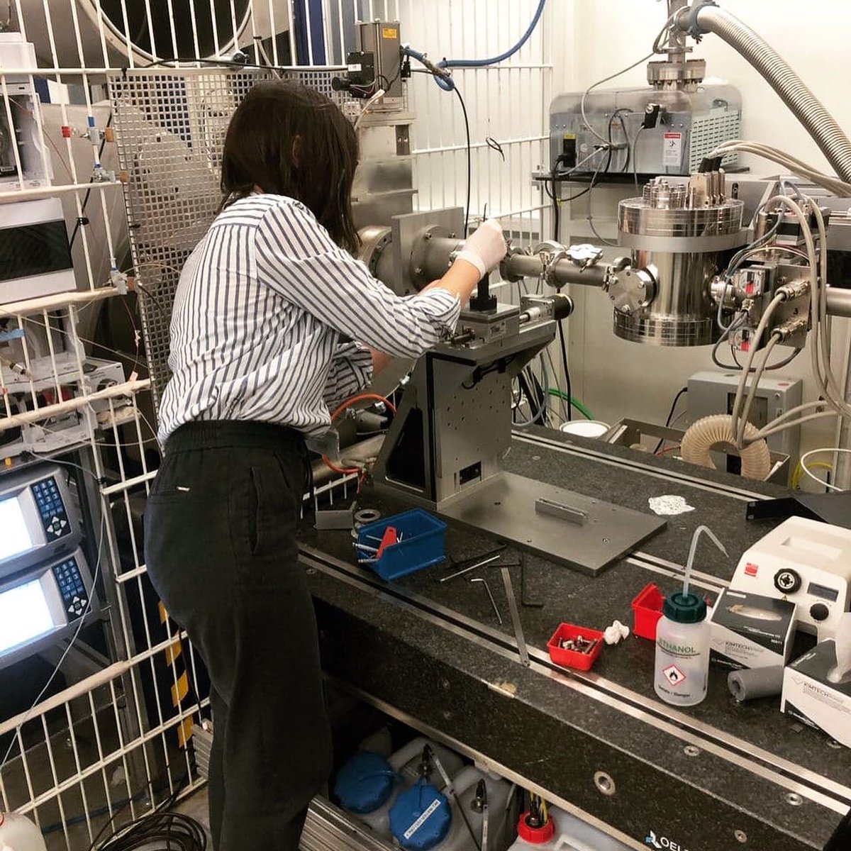 mgsafe_eu's tweet photo. Update from #MgSafe:
(1) Florian Wieland (@HZG_de) and @KamilaIskhakova performed a SAXS/WAXS study at the P12 BioSAXS beamline (EMBL) @desynews. They studied the collagen orientation in bone explants with @MaryamRahmati4 and @Biomat_UIO from @UniOslo, who prepared the samples. https://t.co/inaPCGXr6R