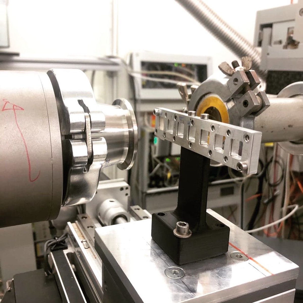 mgsafe_eu's tweet photo. Update from #MgSafe:
(1) Florian Wieland (@HZG_de) and @KamilaIskhakova performed a SAXS/WAXS study at the P12 BioSAXS beamline (EMBL) @desynews. They studied the collagen orientation in bone explants with @MaryamRahmati4 and @Biomat_UIO from @UniOslo, who prepared the samples. https://t.co/inaPCGXr6R