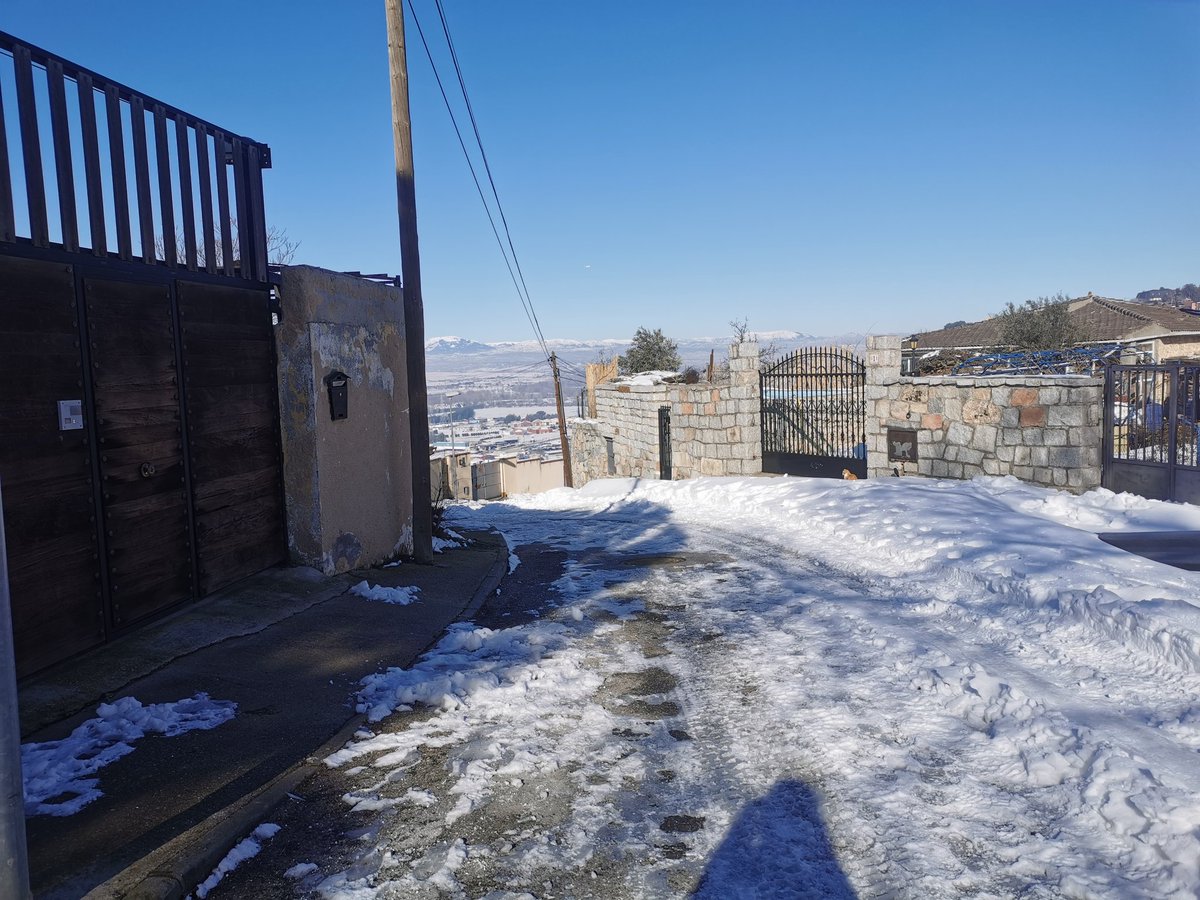 bemercado's tweet photo. @AytoParacuellos Por favor, de verdad que en Altos necesitamos de todo. No nos llega sal, no llega la máquina a la calle mirador. Este hielo no lo quitamos a mano. https://t.co/rKyOfl932c