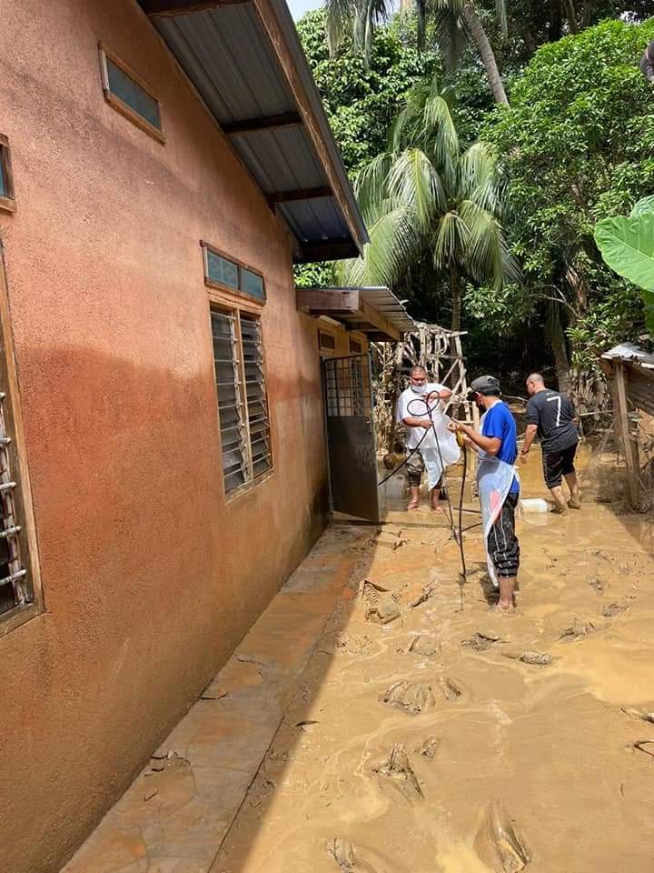Yayasan Ump No Twitter Misi Kemanusiaan Bencana Banjir 02 12 Jan 2021 Sukarelawan Ump 15 Orang Staf Ppph Kg Lebak Seberang Temerloh Pahang Kerja Kerja Sukarelawan Dalam Membersih Dan Mencuci Rumah Komuniti