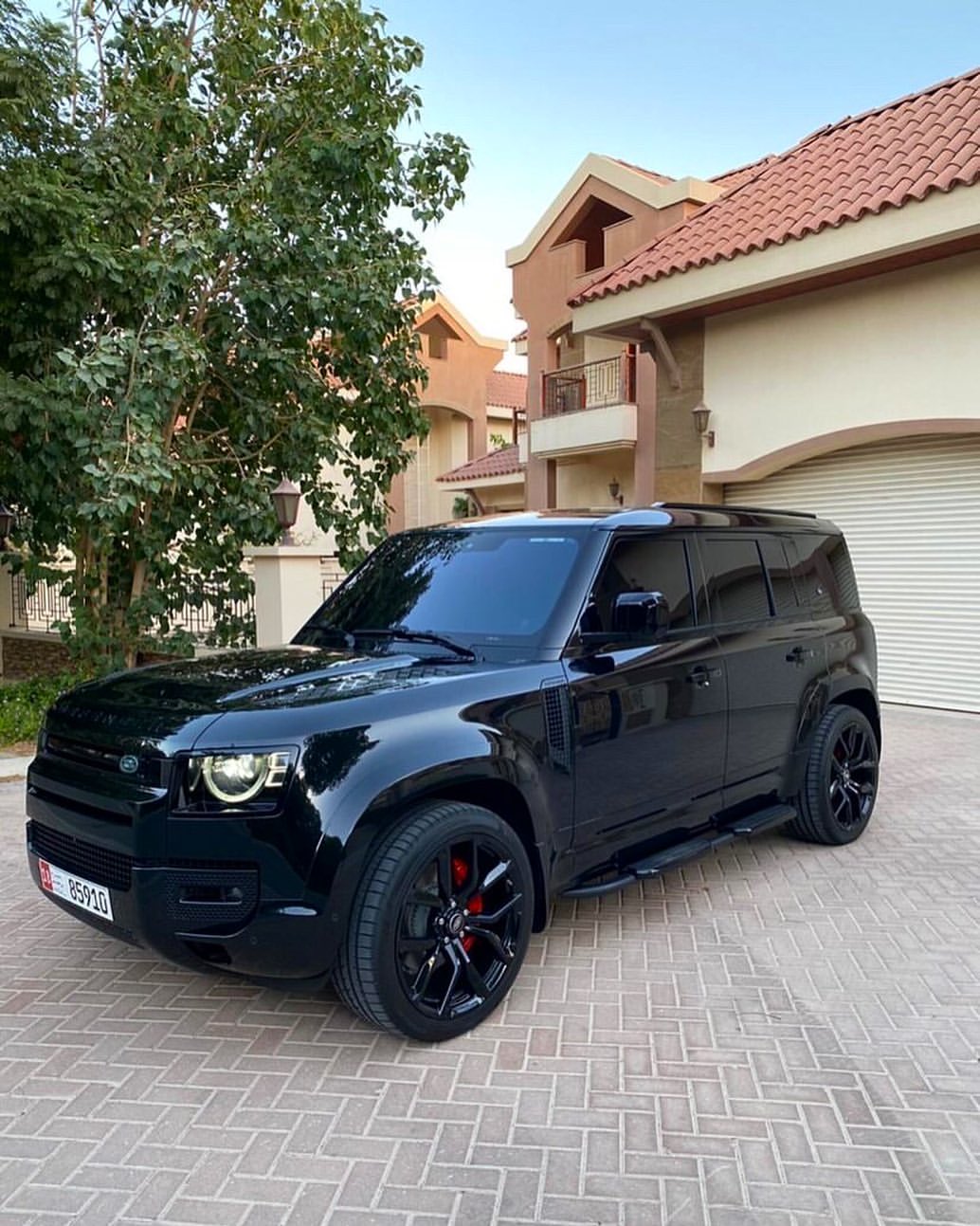 CarsInPixels on X: Murdered-out Land Rover Defender 110 ready to concur  the urban jungle. 📸 Mohad_alhilali (Instagram)  / X