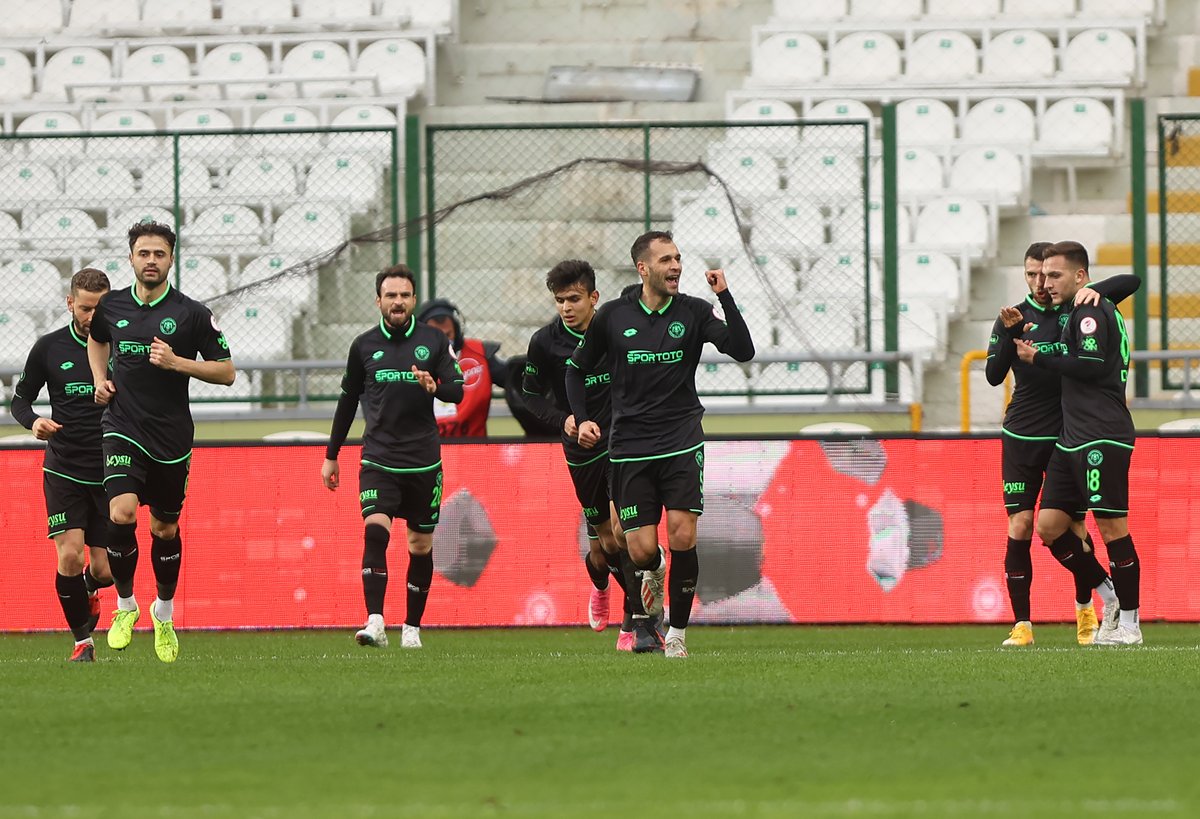 ⚽11' Anicic
⚽40' Ömer Ali
⚽90+4' Muhammet
Konyaspor, Gaziantep FK'yı 2-1 mağlup etti ve Türkiye Kupası'nda çeyrek finale yükseldi. 🏆 https://t.co/NZxqqSkAmY