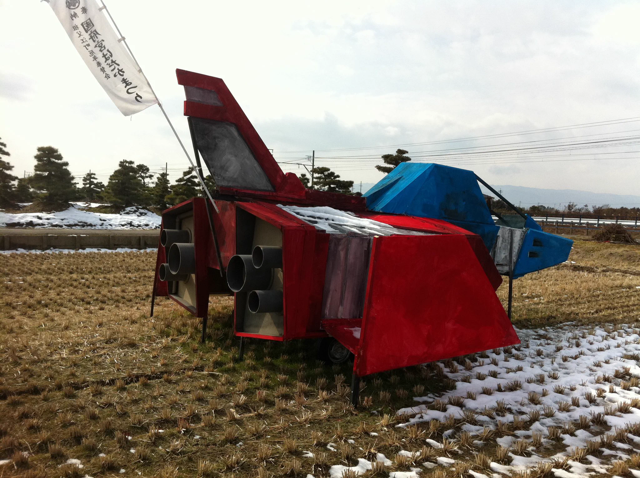 田んぼに突然現れた、ガンダムのコアファイターの写真！