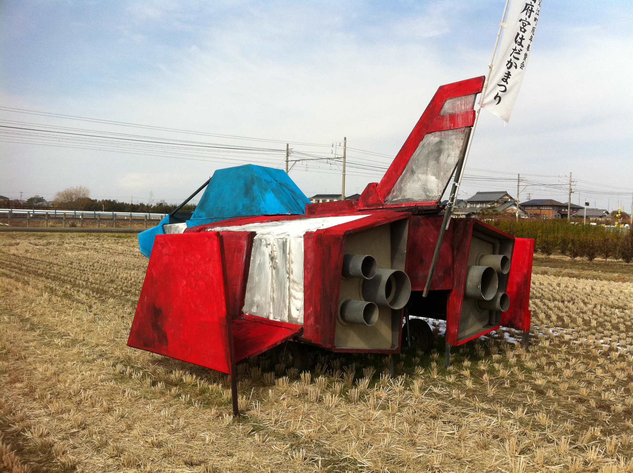 田んぼに突然現れた、ガンダムのコアファイターの写真！