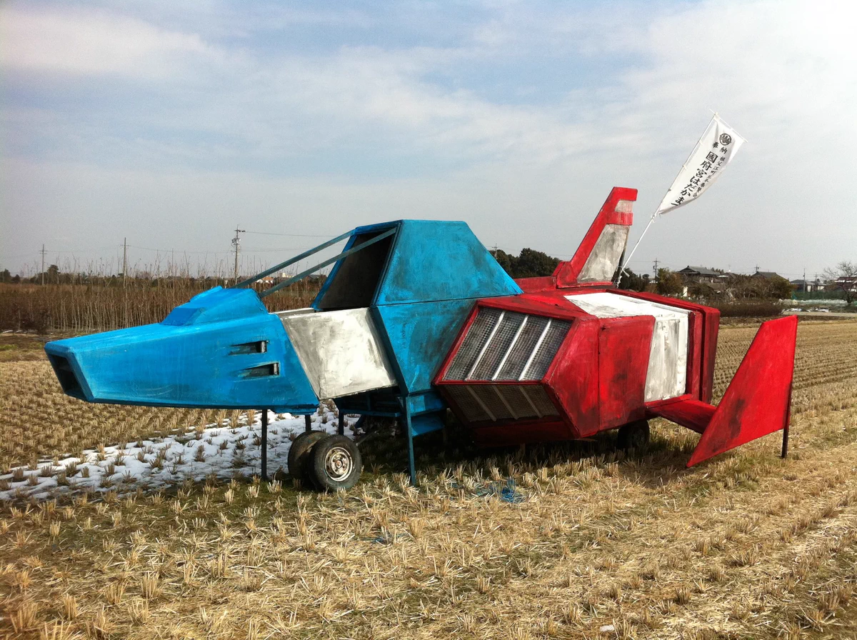 田んぼに突然現れた、ガンダムのコアファイターの写真！