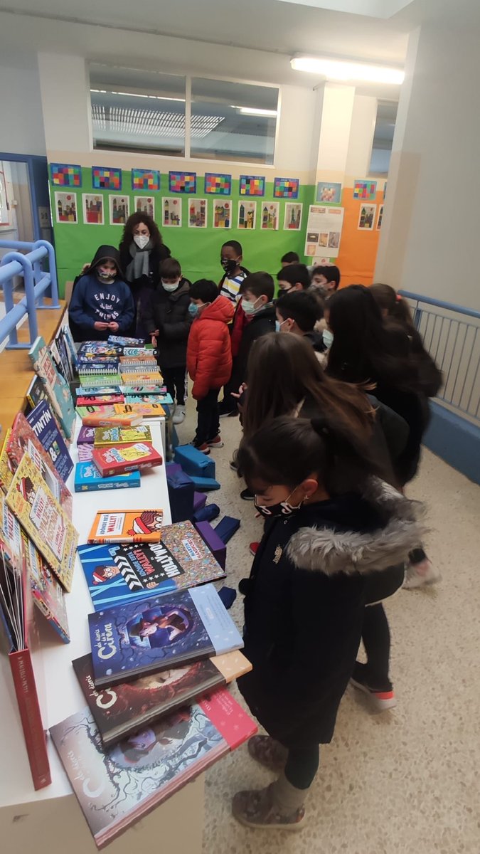 lsole5's tweet photo. Dilluns tarda van arribar els reis a CM i ens han portat llibres de lectura súper xulos!!! https://t.co/hEkupQnadb