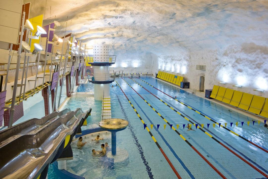 NaoCasanova's tweet photo. Helsinki es la única ciudad del mundo con un PLAN MAESTRO SUBTERRÁNEO. Lo tiene desde 1980.
No solo están bajo tierra metro, instalaciones y sótanos, sino muchas infraestructuras urbanas, como centros deportivos y culturales, piscinas, paseos, iglesias...
Por ecologismo, dicen. https://t.co/6HL1zz81pt