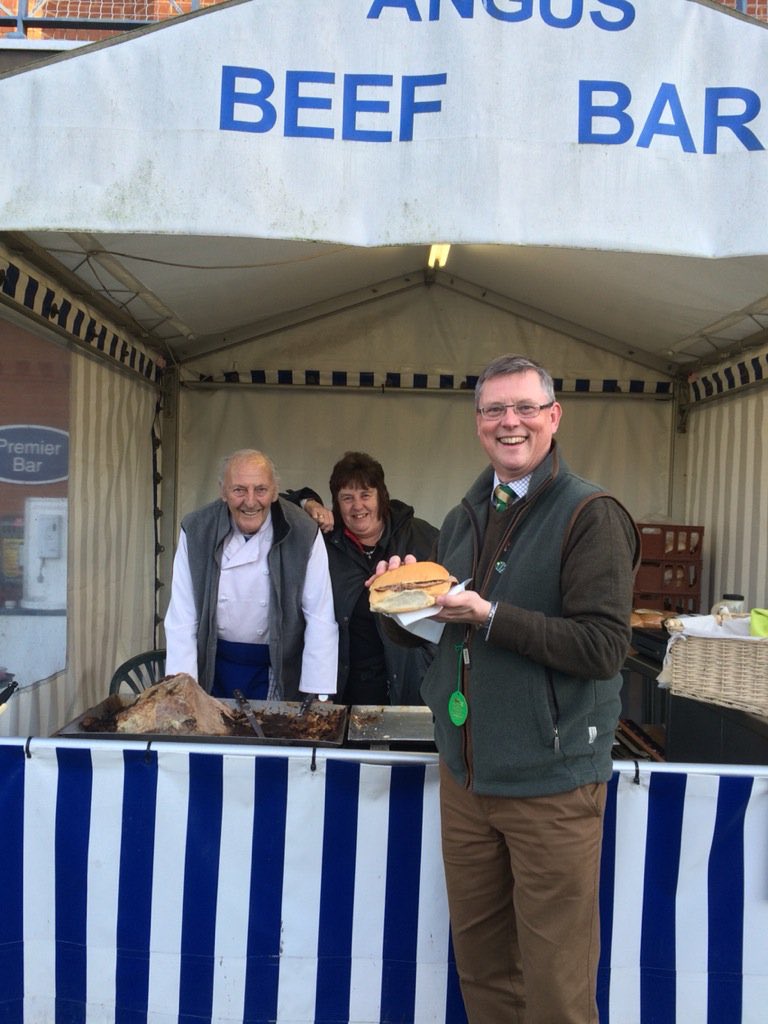 FOBRacing's tweet photo. Very close for San Seb this afternoon @LeicesterRaces
We miss Reg! #BeefRoll https://t.co/WVDDhyuQZN