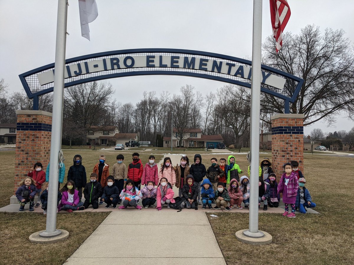 NijiIroSchool's tweet photo. First graders took a field trip around the school to study living and non-living things in a outdoor environment #LivoniaPride #NijiIro https://t.co/FNUVKDLN0Z