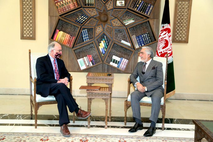 ArianaNews_'s tweet photo. د ملي پخلاینې عالی شورا مشر عبدالله عبدالله د افغانستان د سولې بهیر په اړه په افغانستان کې د امریکا سفارت له چارسمبالي راس ویلسن سره د دغه هېواد د ملاتړ په اړه خبرې وکړې.
#AbdullahAbdullah #AfghanPeaceProcess #US #RossW #Peaceilson #HCNR #ArianaNews #ATNNews #Afghanistan https://t.co/LY3KeNIWcv
