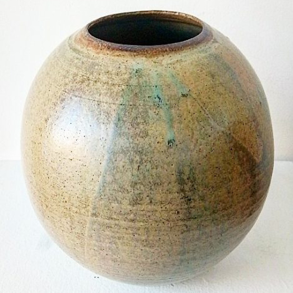 At Kraft Space we just love this remarkable ceramic beige moon jar, hand-thrown by one of our sellers 'Eve's Ceramics'. A beautiful handmade object which wouldnt look out of place in any setting! 
👉🏽kraftspace.co.uk/ethical-handma…

#handthrown #ceremics