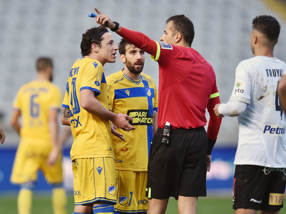 apoelgroup's tweet photo. «Τα γαϊδούρια δεν έχουν θέση στα γήπεδα»
#DeVincenti https://t.co/ZeefXLlCIx