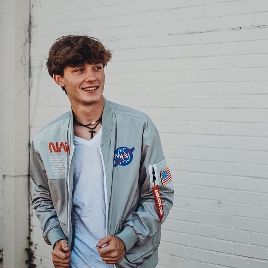 NASA Bomber Lightweight Jacket II 
Buy here l.outfy.com/l3f3S