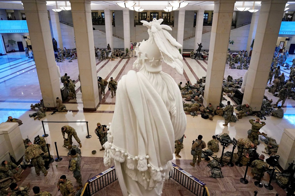 CNNPolitics's tweet photo. This is what the Capitol looks like this morning with National Guard members deployed ahead of the House vote today to impeach President Trump a second time https://t.co/QJPMwBZLIX https://t.co/mChDbpTOUd