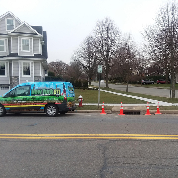 NewYork811's tweet photo. In the field, Garden City Dept of Public Works is hard at work upgrading their sewer system. #NewYork811 reminds ALL excavators, #CallorClick811BeforeYouDig. https://t.co/vtMEPJ7ot1