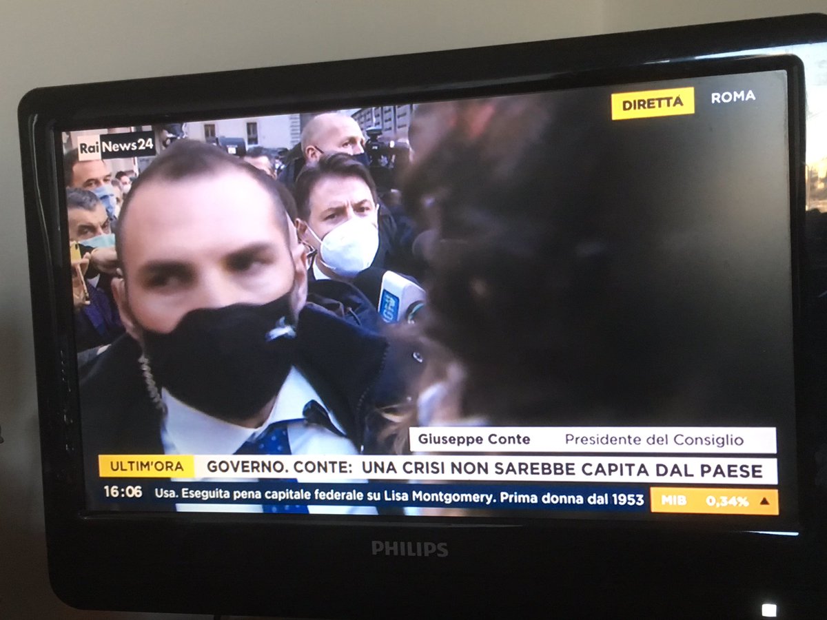 Luca18389's tweet photo. Va bene tutto, ma a me questo pare un assembramento.
🙄
#crisidigoverno #conte https://t.co/gkC5rVFy24