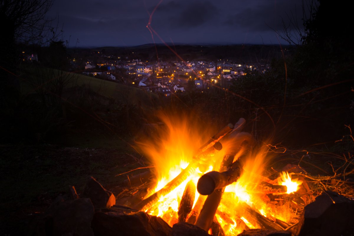 ScarletDesign's tweet photo. Keeping warm #Bonfire at The Carey Arms last night

#humanedge
#thinkverylittle
#lightlovers
#lockdownuk
#ThePhotoHour
#landscapelovers
#visualspirits
#photopainting https://t.co/9nSkOtUVXm