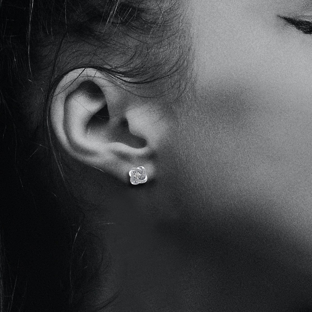 PrimenPure's tweet image. Coming soon!
Pave Love Knot Stud Earrings in 925 Sterling Silver $35.99

#primeandpure #jewelry #primepure #lotus #fashion #earrings #style #silver925