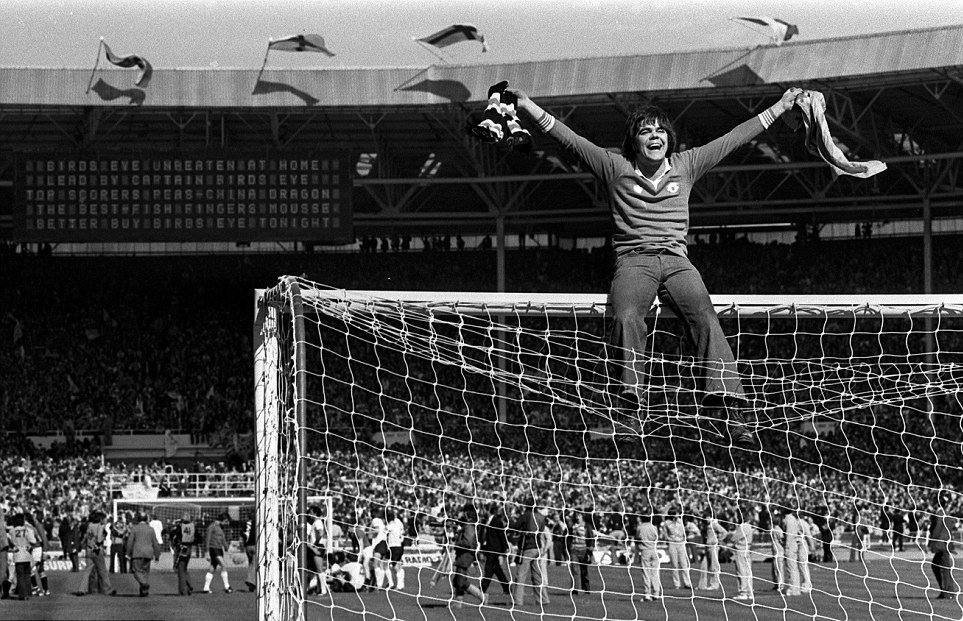 ManUtdSnapshot's tweet photo. United beat Liverpool 2-1 in the FA Cup Final and one fan climbs on to the crossbar to enjoy the moment, Wembley 1977.
#ScouseBusting https://t.co/RnRLaKqw4N
