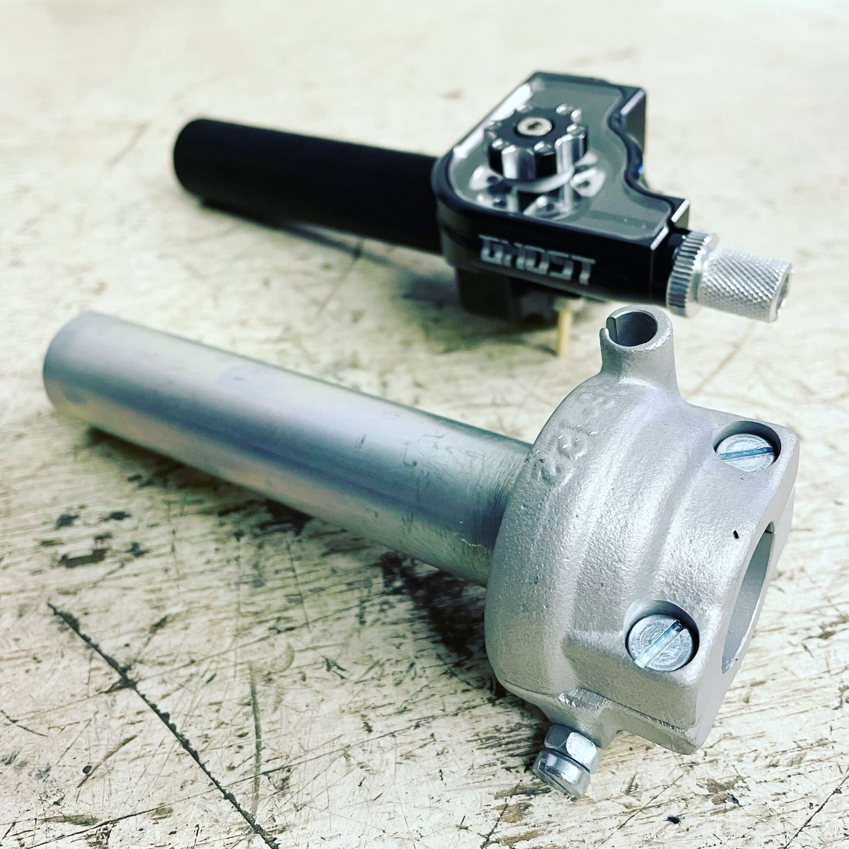 SpeedwayService's tweet photo. 890 Jawa throttle and Ghost products throttle. 890 available as seen, Ghost throttle black, silver, blue, red, gold, titanium grey. #890 #Jawa #ghostproducts #ghostdistributor #speedway #grasstrack #longtrack #track #racing #parts #speedwayserviceltd #classic #upright #laydown https://t.co/Xq089BoxmM