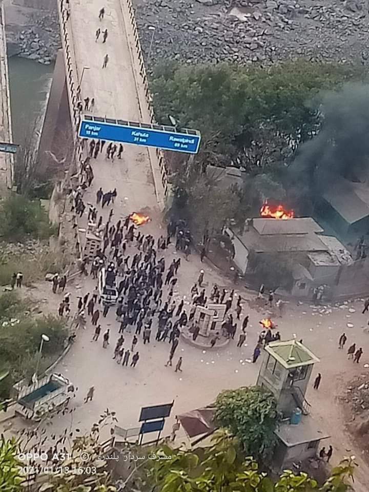 hamzanaseer586's tweet photo. جب ریاست ڈنڈے برسائے تو بغاوت عام ہو جاتی ہے 
#13JanuaryProtestAJK  #AzadPatan https://t.co/Sz5we4uqaP