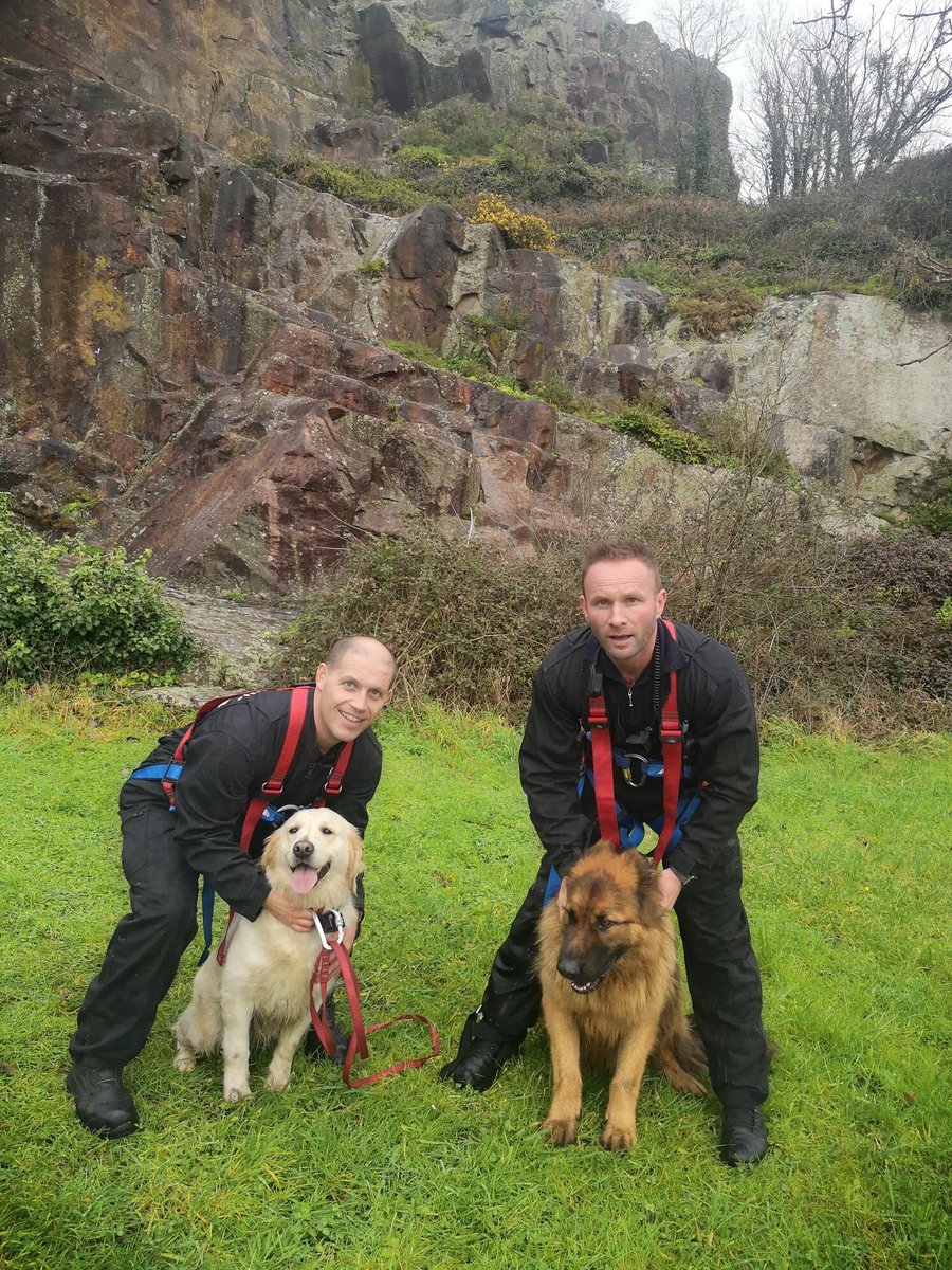 SDIS35officiel's tweet image. 🦮🧗Ce midi, sur le site d’escalade sud du Mont-Dol, 2 chiens se sont retrouvés bloqués à plusieurs mètres de hauteur. L’un d’eux avait la queue bloquée par des barbelés. Il a fallu l’intervention de l’équipe animalière pour leur porter secours. Une intervention qui finit bien 🐾