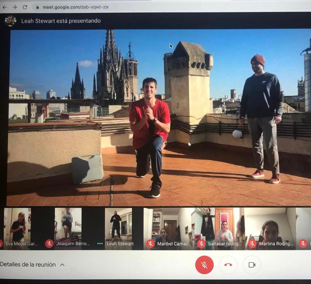 ljromero_7's tweet photo. ... Cap virus ens aturarà! La sessió online de l’Infantil Femení tot un èxit! Video de @DavidDsm1411 i ⁦@yagorami⁩ amb ⁦@_leahstewart⁩ dirigint el Zoom. Quin Dream Team !!! ⁦@ajesplugues⁩ https://t.co/h9wrAWMGhz
