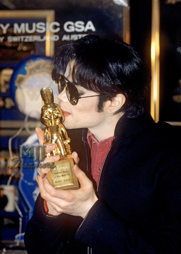 Ele também é o artista mais premiado da história. Não se sabe ao certo a quantidade, algumas fontes afirmam por volta de 800 e outras 1.000 prêmios. Mas o espólio do Michael nunca informou o número correto, pode ser um número ainda maior.