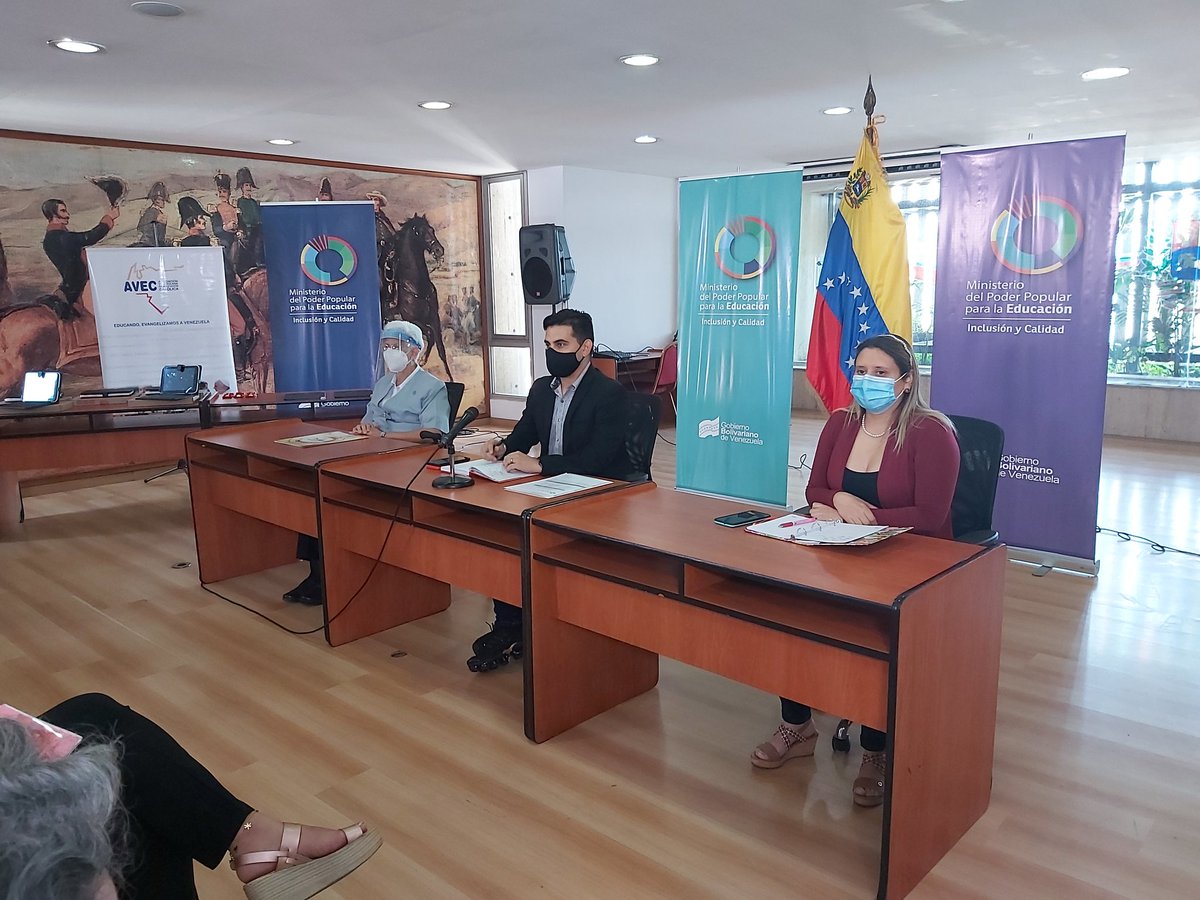 RosangelaOrozco's tweet photo. El Gobierno Bolivariano, a través del @MPPEDUCACION, firmó un Convenio con la @avec1945, para contribuir al fortalecimiento de la calidad educativa.
#PlanCadaFamiliaUnaEscuela https://t.co/gyvGm68Wov