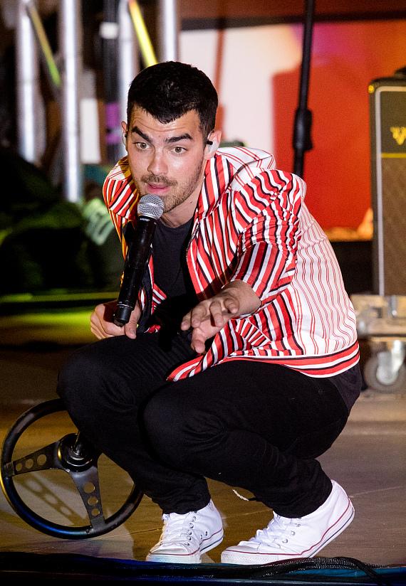 joe jonas as puppies, a very important thread 