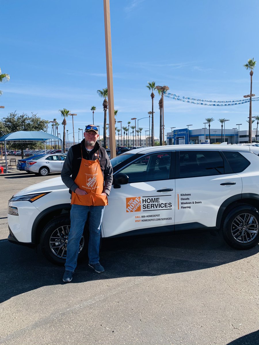 HDISTeamBen's tweet image. Two very excited HDIS DCs picking up their new Nissans.  #HomeDepot #Tucson @HDIS_CHRIS @Danielleederks #Nissan