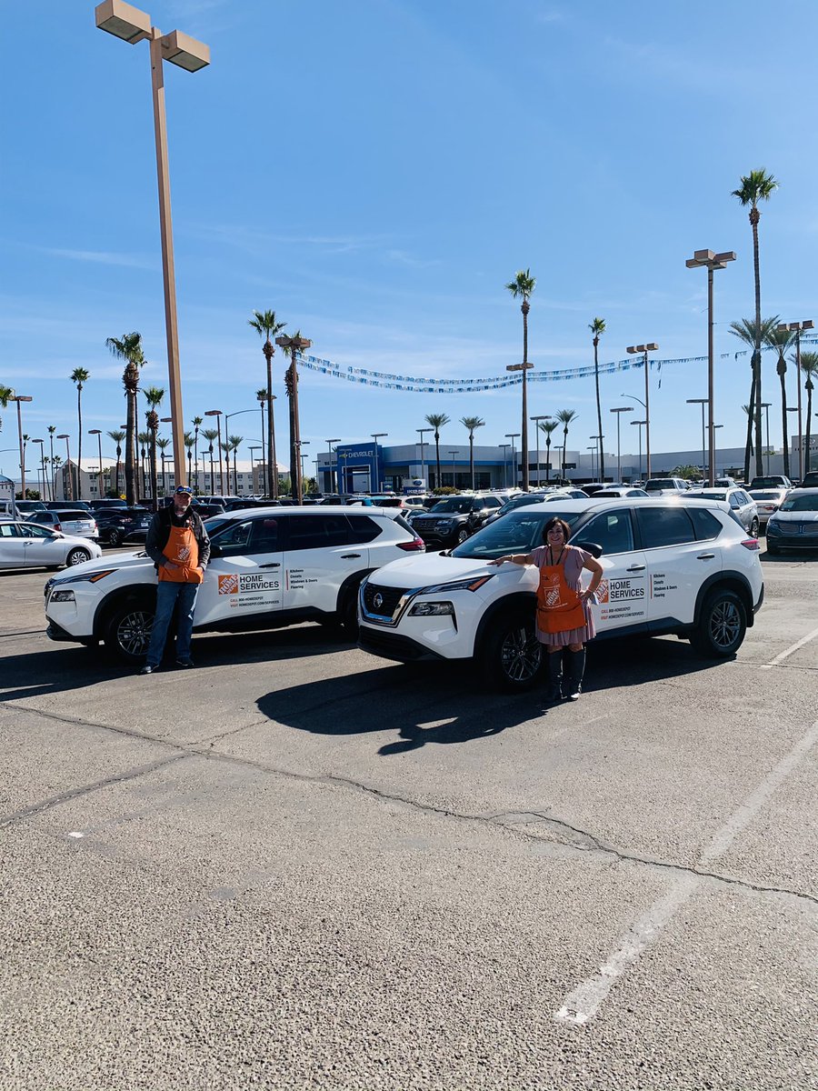 HDISTeamBen's tweet image. Two very excited HDIS DCs picking up their new Nissans.  #HomeDepot #Tucson @HDIS_CHRIS @Danielleederks #Nissan