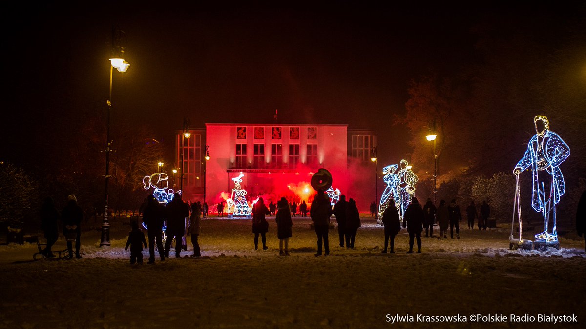radiobialystok's tweet photo. Równo o 19:20, czyli godzinie nawiązującej do daty powstania @Jagiellonia1920, kibice odpalili w centrum #Białystok setki rac.

📸 fot. @s_krassowska 
➡️ Więcej na: https://t.co/bTdTug2mqz

#sport #podlaskie #Jagiellonia https://t.co/4oLe0IiW8S
