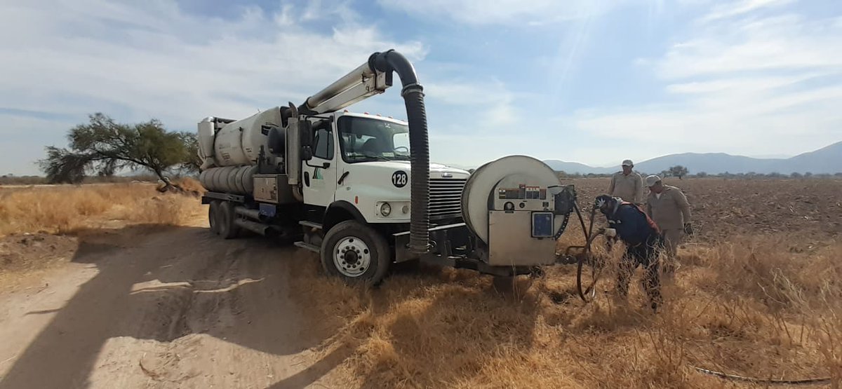 sideapa_gp's tweet image. 👷🏽‍♂️🚧 La mañana de este miércoles personal del #SIDEAPA💧 brindó apoyo al SAPAL de ciudad Lerdo, para lograr solucionar la problemática presentada en un pozo del organismo de la ciudad vecina que estaba colapsado.

#SideapaestáContigo💧