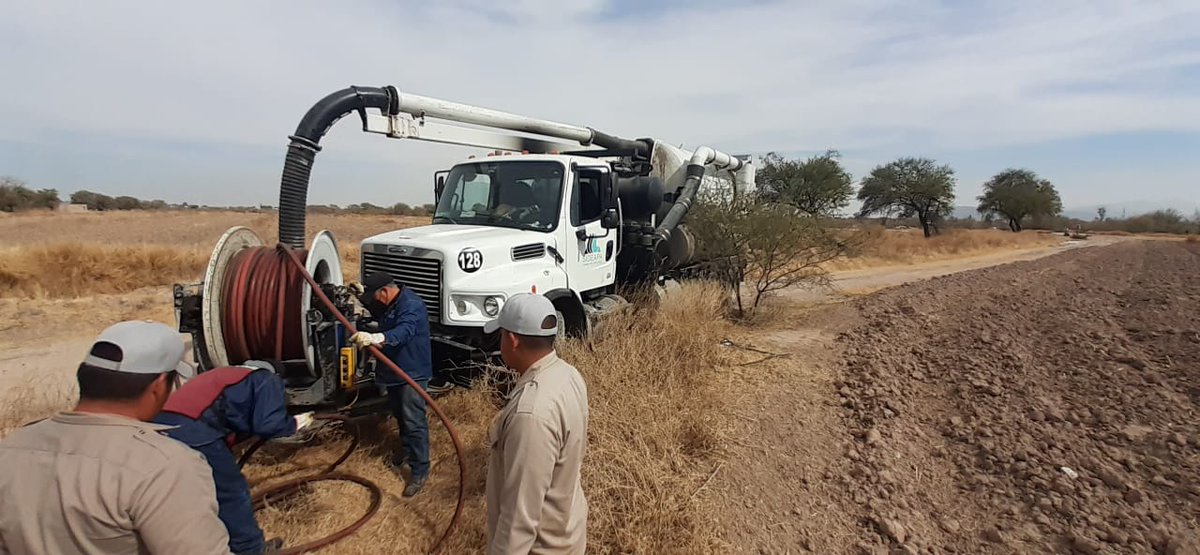 sideapa_gp's tweet image. 👷🏽‍♂️🚧 La mañana de este miércoles personal del #SIDEAPA💧 brindó apoyo al SAPAL de ciudad Lerdo, para lograr solucionar la problemática presentada en un pozo del organismo de la ciudad vecina que estaba colapsado.

#SideapaestáContigo💧