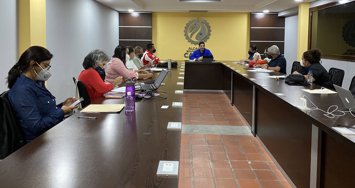 OviedoPSUV's tweet photo. #13Ene Seguimos permanente trabajando y coordinando acciones para generar mayor bienestar al pueblo de Ciudad Guayana. Hoy en reunión con el equipo del Estado Mayor.
#VamosCiudadGuayana 
#EnUnidadPatriótica https://t.co/msIhLY9Oj3