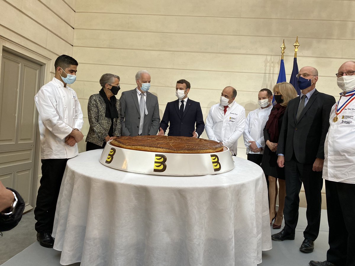 ChLambert_FICT's tweet photo. Du #blé à la #GaletteDesRois ts les artisans de la #production la #meunerie les #boulangers #pâtissiers réunis à l’ #Elysee par @EmmanuelMacron et honorés! 
Une demande: inscrire la #baguette 🇫🇷 au #Patrimoine mondial de l’ @Unesco 
Faire rayonner le savoir-faire 🇫🇷 ds le monde. https://t.co/VurunLa3zk